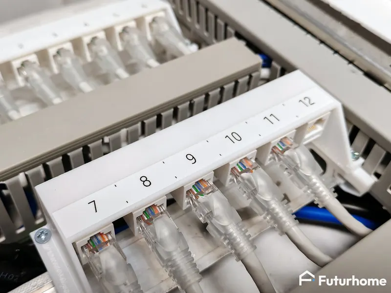 Patch panel RJ45 z numeracją gniazd